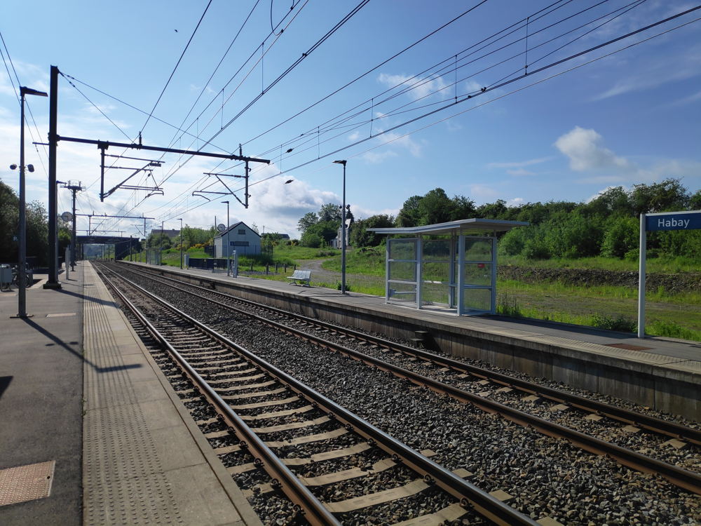 Nieuwe schuilhuisjes, zitbanken en signaletica in het station van Habay.